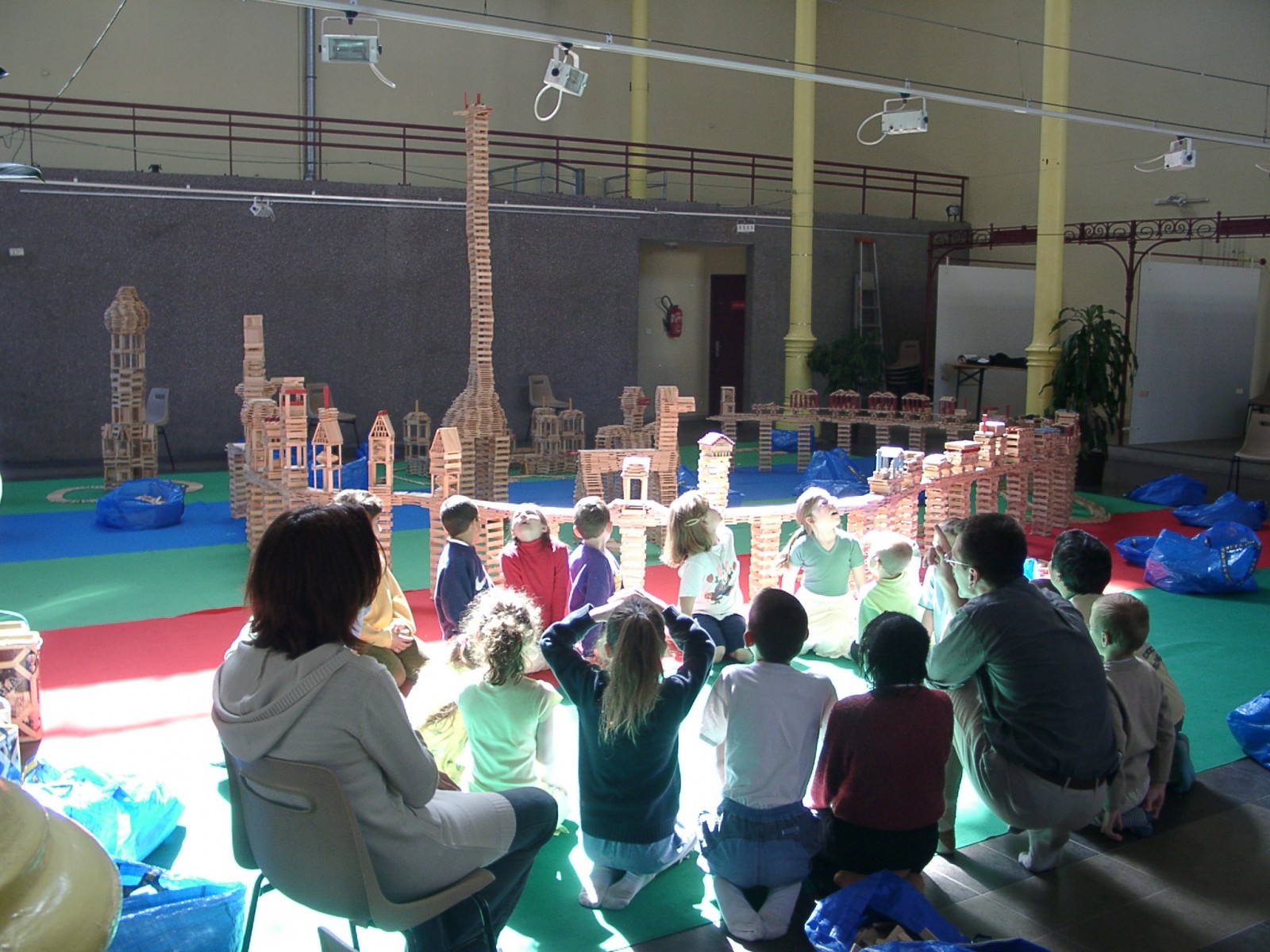 Une classe jouant avec des jeux de construction