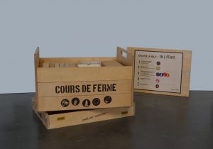 Mallette pédagogique sous la forme de caisse transportable avec un ensemble d'outils (livres, livrets, jeux, fichiers...) destinés aux apprentissages